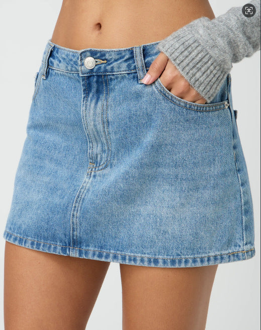 Ladies denim mini skirt with fashionable pockets and classic cut Lune London
