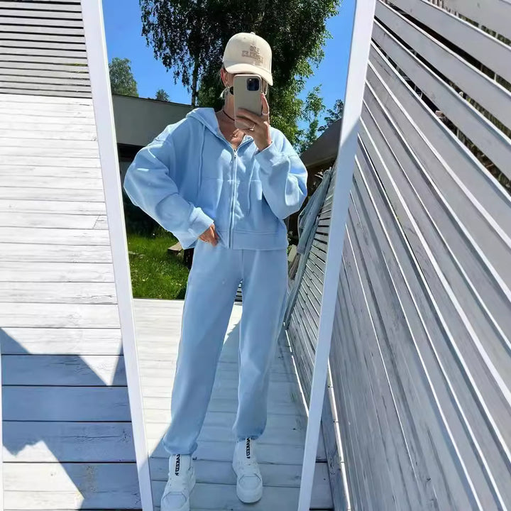 Women's sporty hoodie set with high waistband and practical pockets Chic & Stil