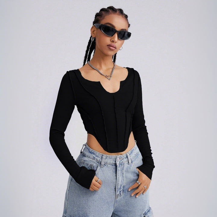 Body à manches longues pour femmes avec décolleté en V plongeant et détails découpés sophistiqués Chic & Stil