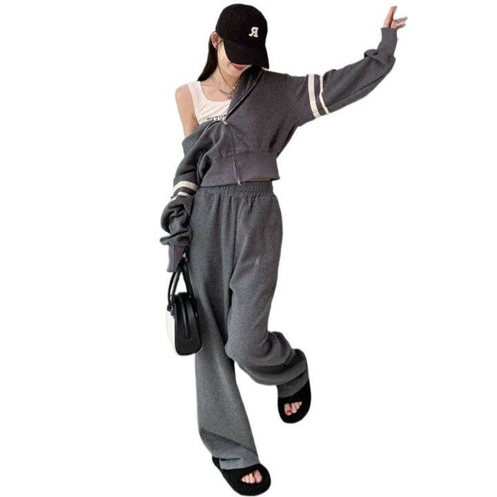 Women's sporty hoodie and jogging pants set with sporty zipper and wide cut Chic & Stil