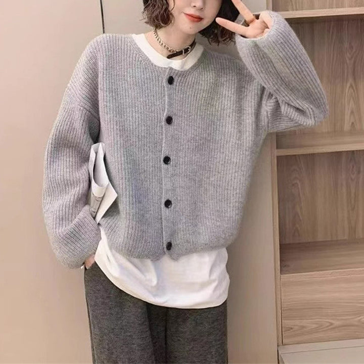 Cardigan en tricot décontracté pour femmes avec des détails de boutons décoratifs et une coupe ample Chic & Stil