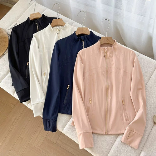 Veste de sport élégante pour femmes avec col haut et fermeture éclair innovante Chic & Stil
