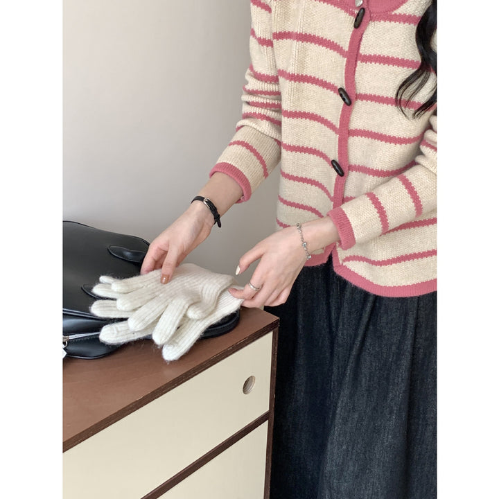Cardigan pour femme avec design rayé et détails de boutons élégants Chic & Stil