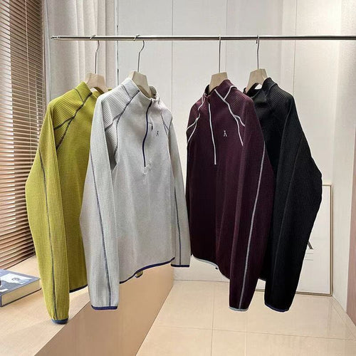 Haut à capuche fonctionnel pour femmes avec design de fermeture éclair innovant Chic & Stil