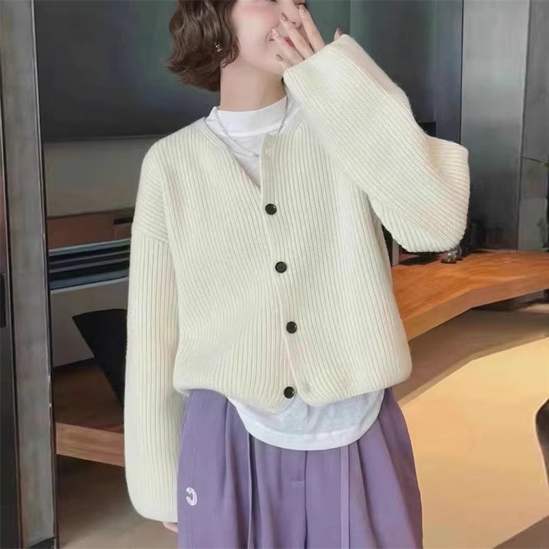 Cardigan en tricot décontracté pour femmes avec des détails de boutons décoratifs et une coupe ample Chic & Stil