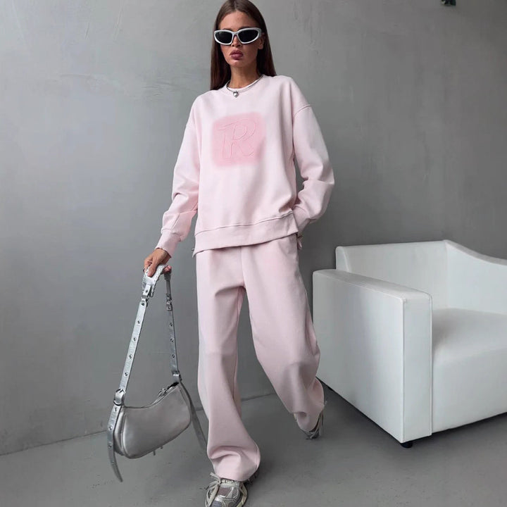 Casual outfit for women with oversized sweatshirt and comfortable pants Lune London