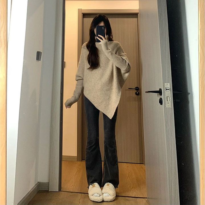 Casual knit sweater for women with an asymmetric cut and a soft material Lune London