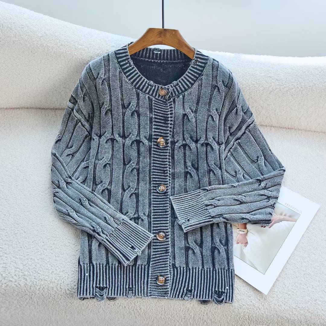 Cardigan pour femmes avec un design en câble élégant et des détails de bouton en bois Chic & Stil