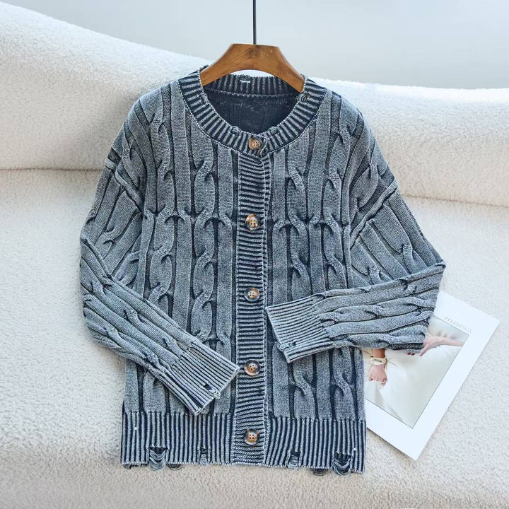 Cardigan pour femmes avec un design en câble élégant et des détails de bouton en bois Chic & Stil