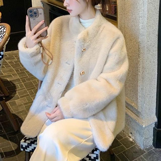 Veste en peluche pour femmes avec des boutons dorés Chic & Stil