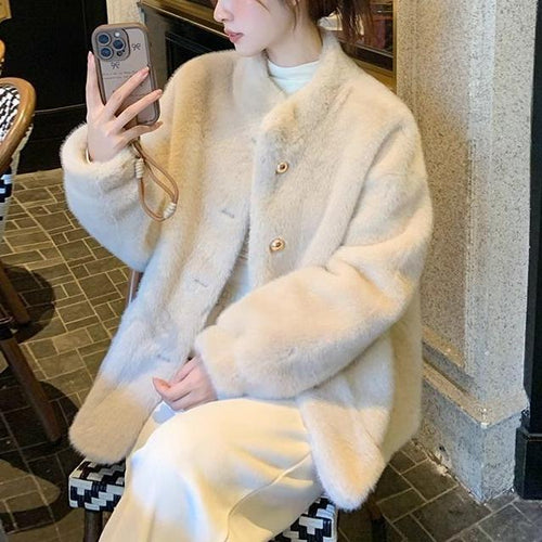 Veste en peluche pour femmes avec des boutons dorés Chic & Stil