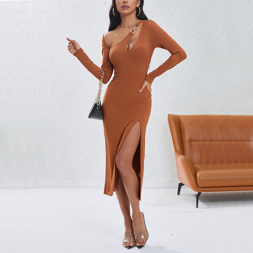 Robe ajustée pour femmes à manches longues avec fente latérale et décolleté asymétrique Chic & Stil