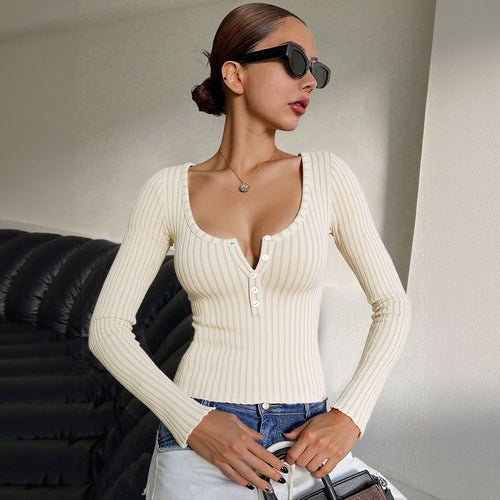 Chemise à manches longues pour femmes avec décolleté en V profond et détails de boutons Chic & Stil
