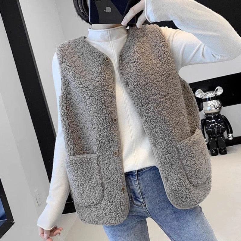 Ladies teddy fleece vest with practical pockets and button closure Chic & Stil
