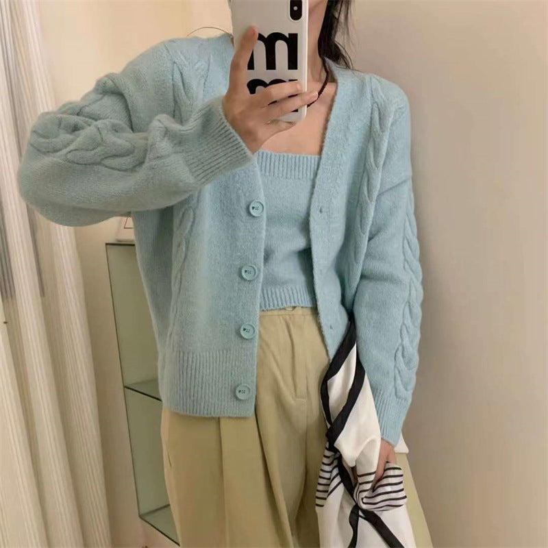 Cardigan pour femmes avec un charmant motif en câble et des détails de bouton Chic & Stil