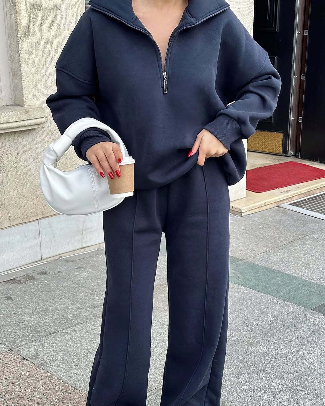 Ladies oversized sweatshirt and chic jogging set