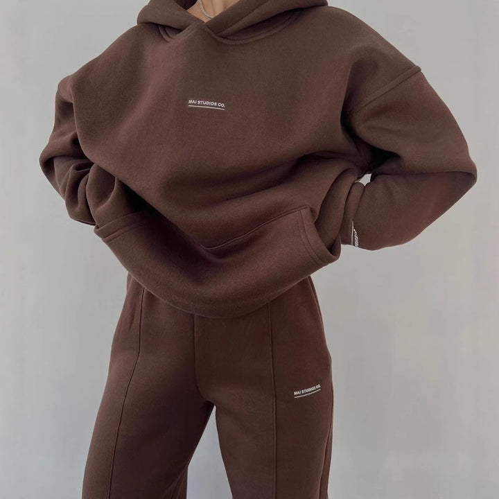 Ladies oversized comfortable sweatshirt with kangaroo pockets and modern inscription Lune London