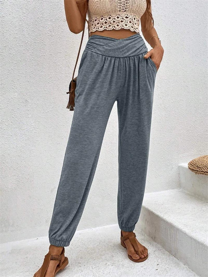Comfortable leisure pants for women with a loose waist and side pockets Lune London