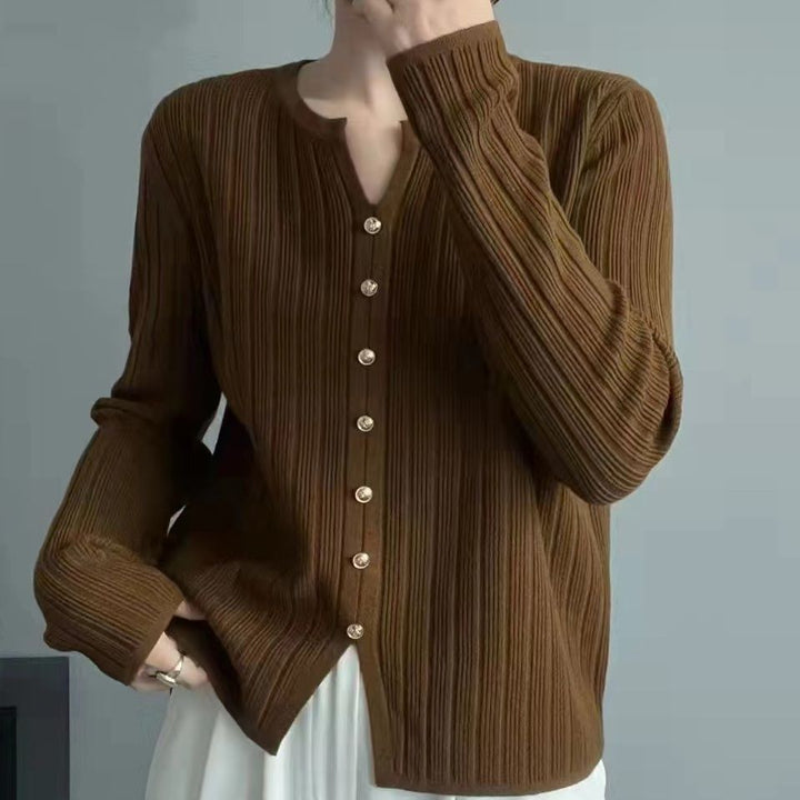 Blouse élégante pour femmes avec de fins plis et des détails de boutons Chic & Stil