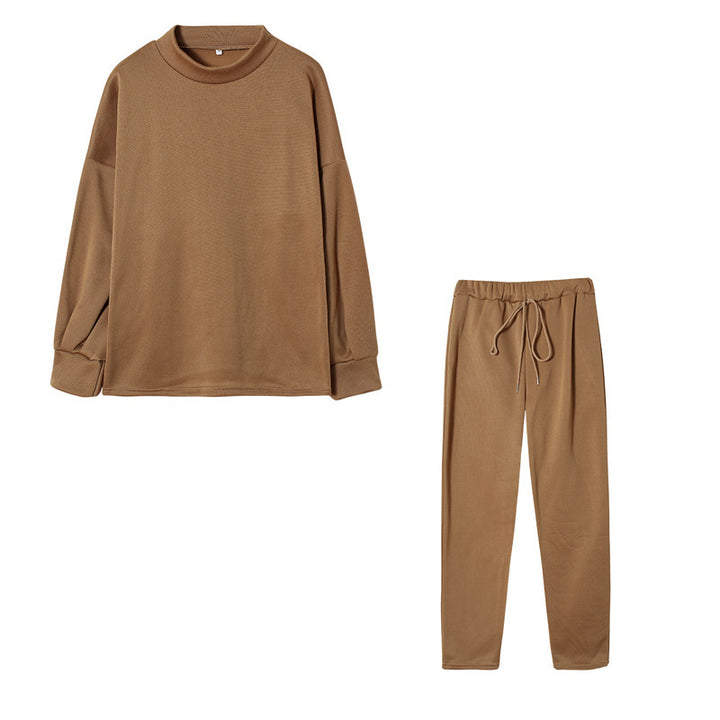 Ensemble de survêtement pour femmes avec une coupe moderne, un haut à col montant et un pantalon élastique Chic & Stil