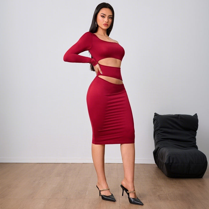 Robe midi découpée ajustée pour femme avec design asymétrique et manches longues Chic & Stil