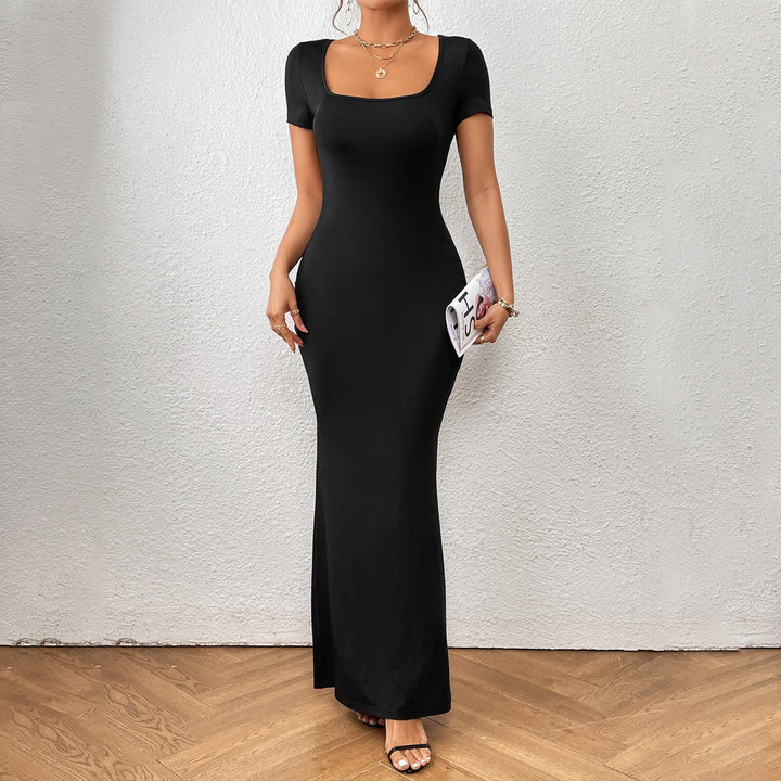 Robe maxi élégante pour femmes avec décolleté en U profond et coupe ajustée Chic & Stil