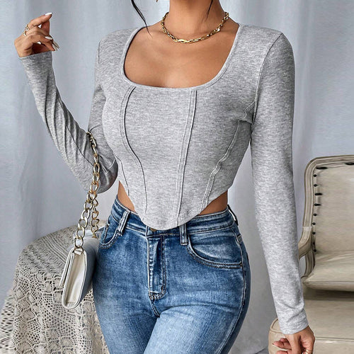 Haut court à manches longues pour femmes avec un élégant décolleté carré et une coupe ajustée Chic & Stil