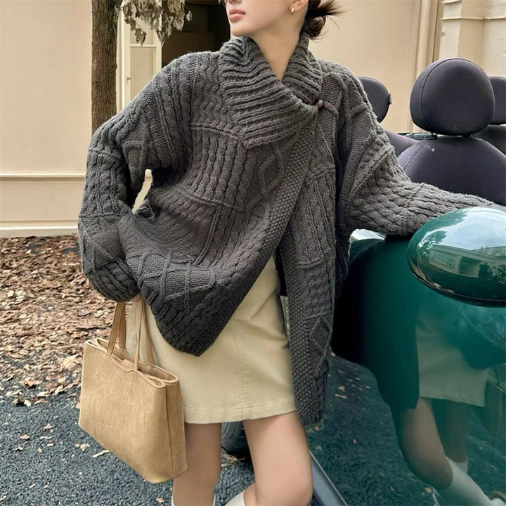 Cardigan pour femmes avec motif en cable complexe et matière douce Chic & Stil