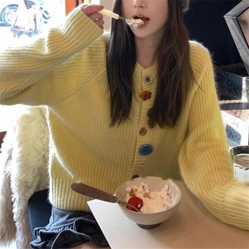 Cardigan en maille pour femmes avec des détails de boutons colorés et un matériau texturé Chic & Stil