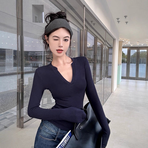Women's long sleeve shirt with V-neckline and fitted silhouette Chic & Stil
