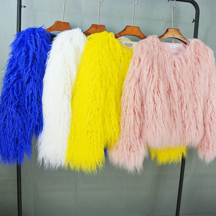 Ladies Plush Faux Fur Coat in Loose Fit and Voluminous Design Lune London