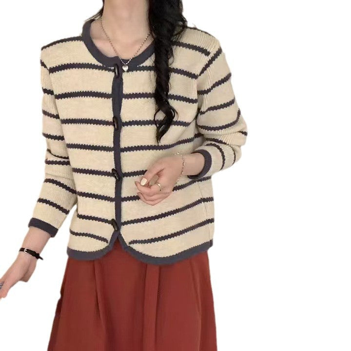 Cardigan pour femme avec design rayé et détails de boutons élégants Chic & Stil