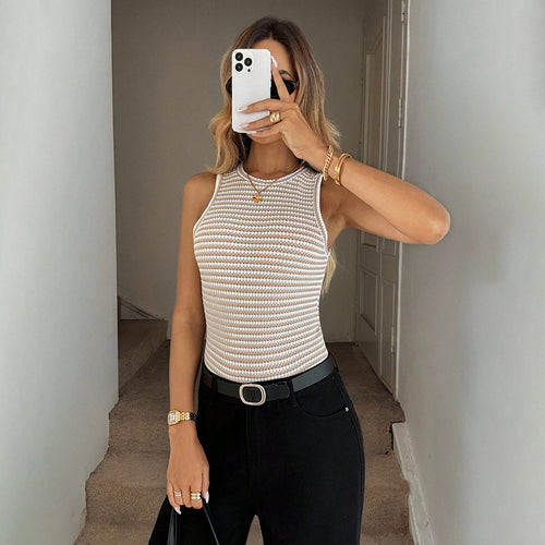 Débardeur ajusté pour femmes avec un design texturé et un décolleté stratégique Chic & Stil