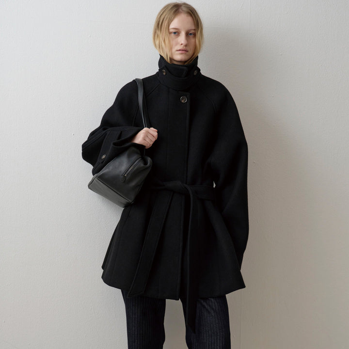 Manteau en laine oversize pour femmes avec col haut et ceinture Chic & Stil