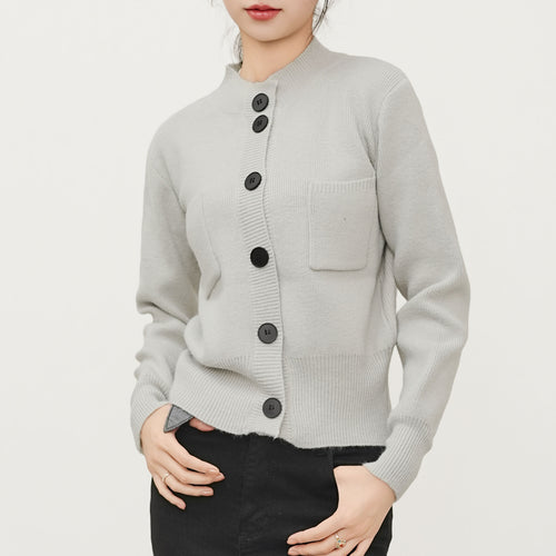 Cardigan pour femmes avec patte de boutonnage et poche poitrine pratique Chic & Stil