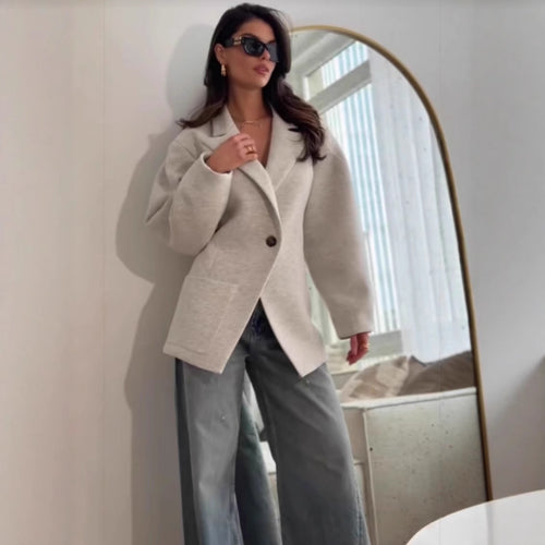 Modern jacket for women with an oversized fit and pockets Amarae