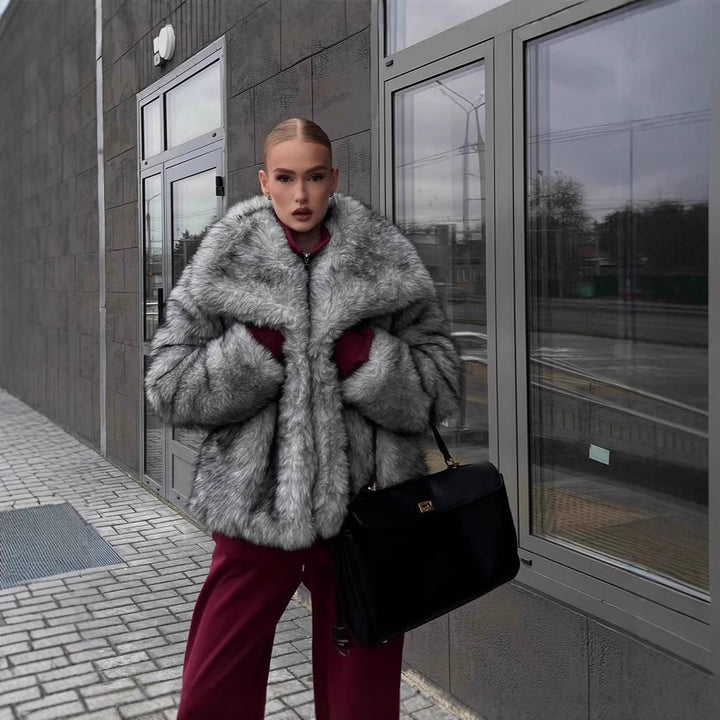 Elegant women's faux fur jacket with voluminous collar and zippered pockets Lune London