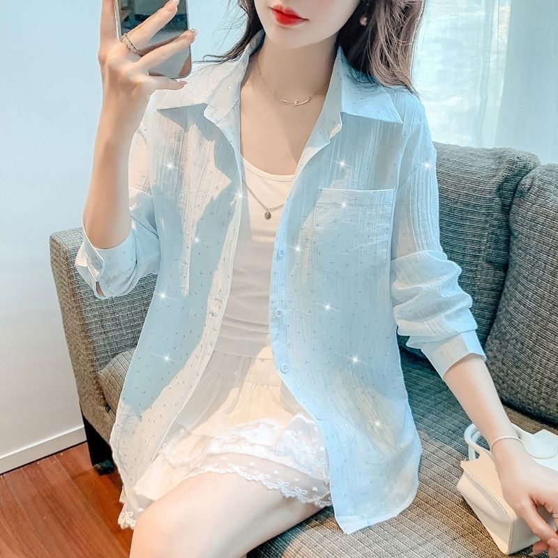 Blouse aérienne pour femmes avec de fines plissures et détails de boutons décoratifs Chic & Stil