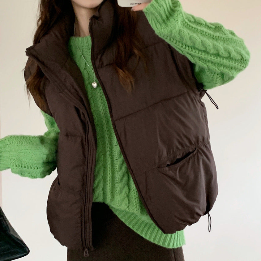 Quilted leisure jacket for women with a high collar and practical pockets.
