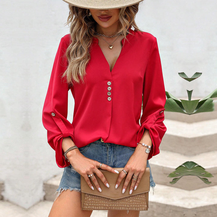 Blouse pour femmes avec des détails de boutons élégants et un chic col en V Chic & Stil