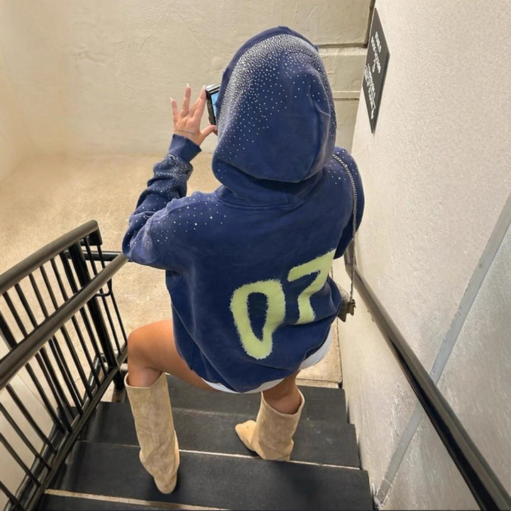 Hoodie femme avec des détails scintillants et un logo frappant Chic & Stil