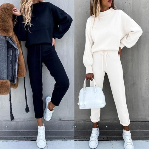 Ensemble de survêtement pour femmes avec une coupe moderne, un haut à col montant et un pantalon élastique Chic & Stil