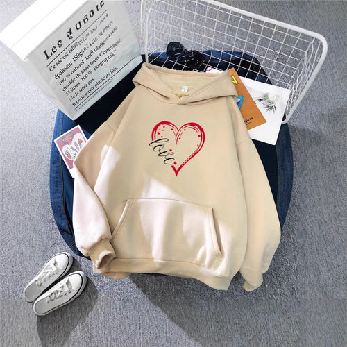 Women's hoodie with romantic heart design and high-quality fleece Chic & Stil
