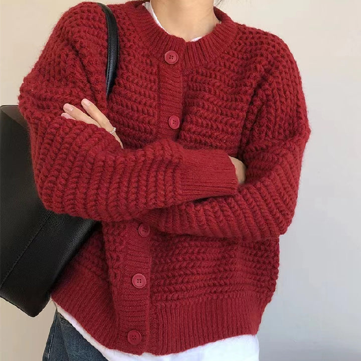 Cardigan confortable pour femmes avec un motif de câble complexe et de grands boutons Chic & Stil