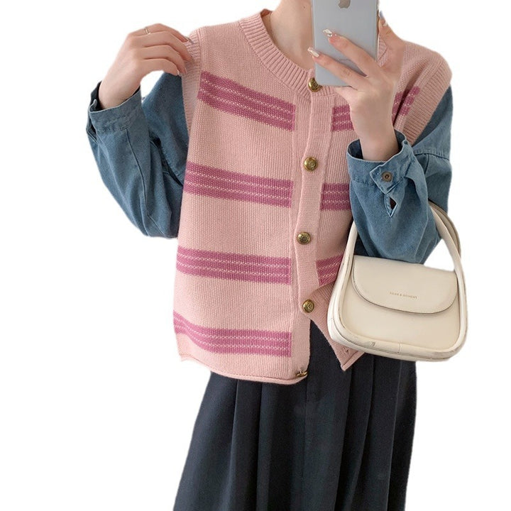 Cardigan féminin confortable avec des rayures modernes et une fermeture à boutons tendance Chic & Stil
