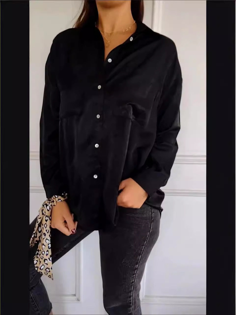 Ladies Elegant blouse with buttonhole and fine details Lune London