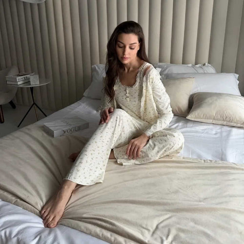 Women's pajamas with fine floral patterns and an elegant lace finish Amarae