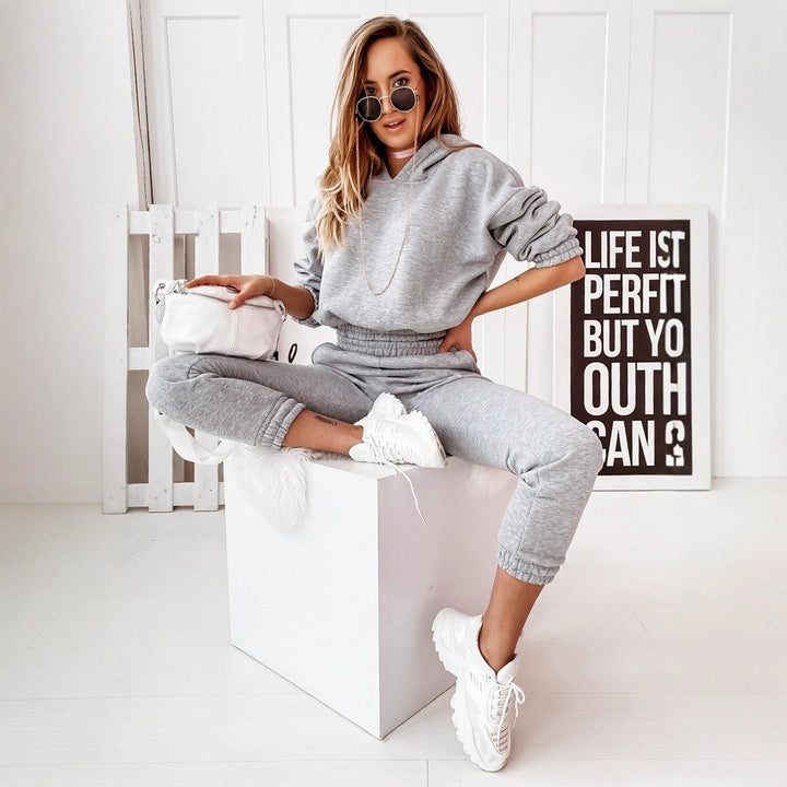 Comfortable tracksuit for women with hood and elastic waistband Chic & Stil