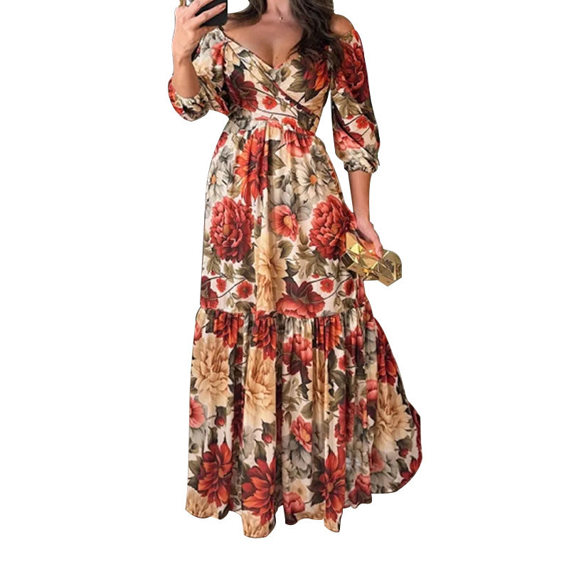 Robe maxi florale pour femmes avec design décolleté et ourlet à volants Chic & Stil