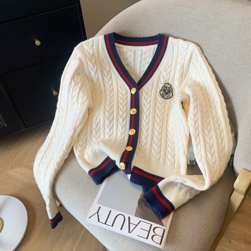 Cardigan pour femmes en tricot épais avec des boutons décoratifs et un motif à rayures sportives Chic & Stil